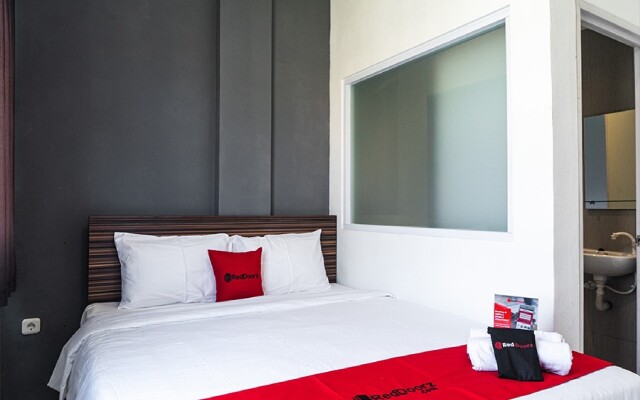 RedDoorz near Seasons City Mall