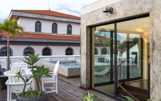 w 3BR Duplex Penthouse With Private Pool