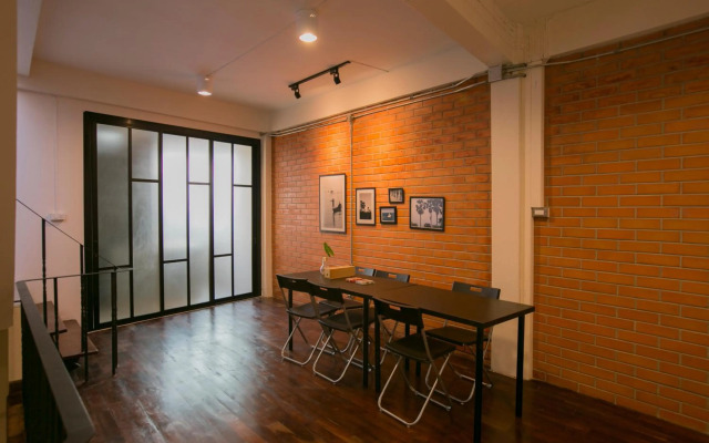 Chedi View Hostel & Rooftop Bar