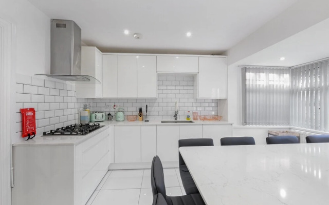 Delightful House 4 bed 2 bath  - Parking