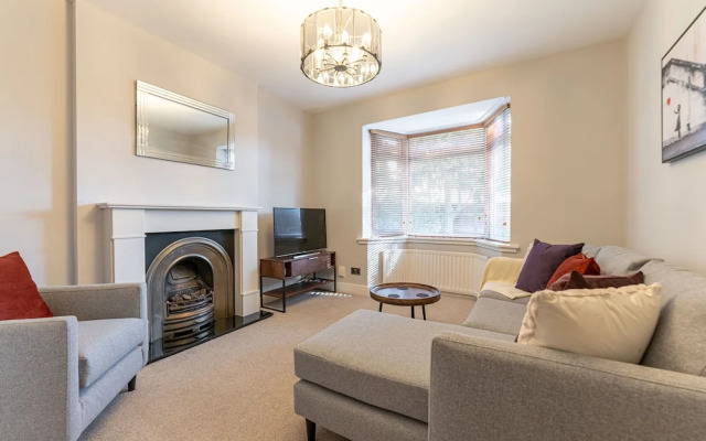 Spacious 3 Bedroom House in Edgbaston With Parking