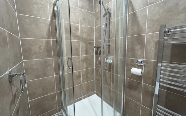 Private Luxury Apartment - Free Parking & Wi-fi