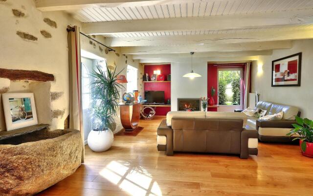 Charming 17th century house, beautiful garden, in Huelgoat