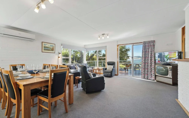 Coningham Beach House - 3 Bedrooms