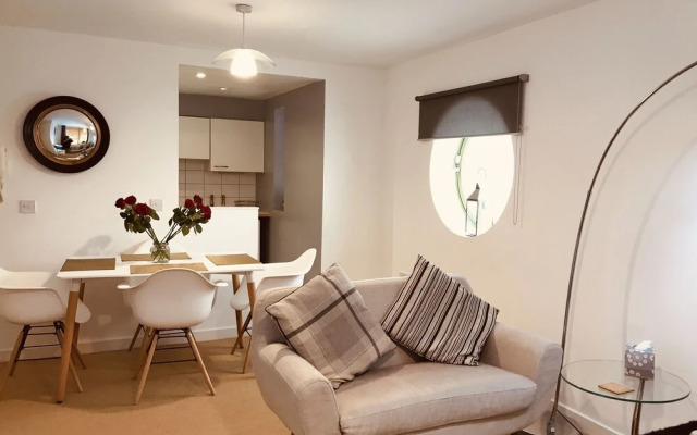 2 Bedroom Luxe Dockland Apartment with Parking