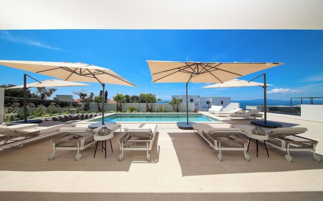 Luxury villa 360 - private heated pool