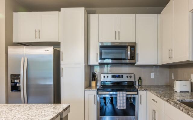 Baymeadows 2 BR Apt by Frontdesk