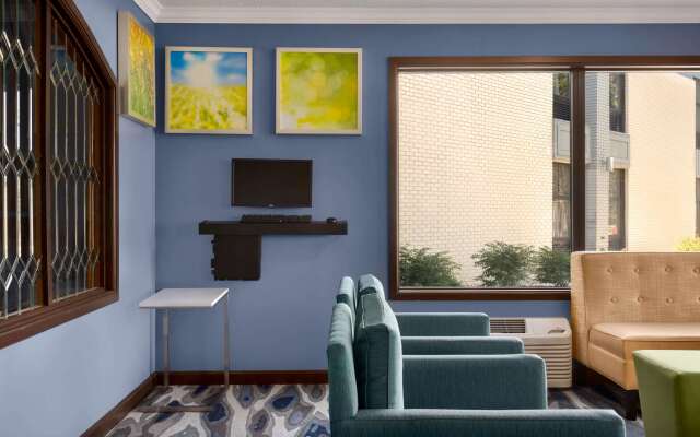 Days Inn & Suites by Wyndham Merrillville