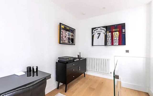 Elegant South Kensington Retreat w/ Outdoor Spaces