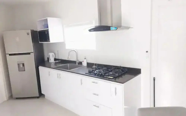 Amazing 2BR Suite w Pool Patio 5 min Dr2 Palmbeach