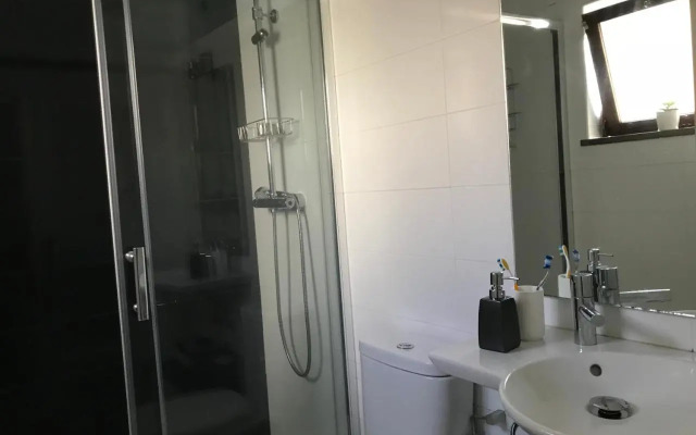 White & Grey House (39721/AL)