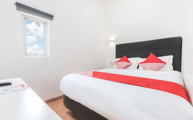 OYO 386 Hey Hotel