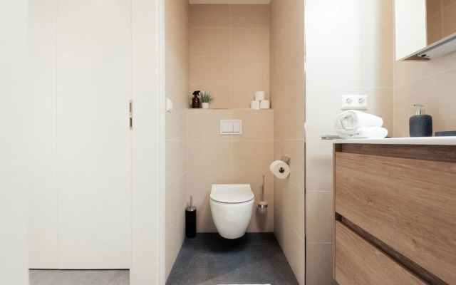 Bright Chic 1BR Apt w Balc & Prkg