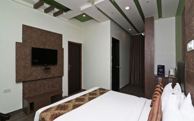 OYO 14422 Hotel Cosmos