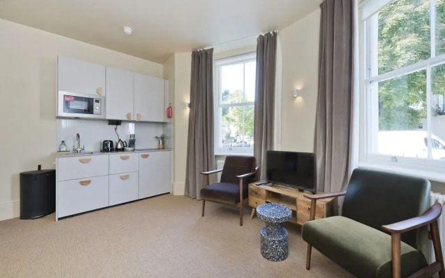 Spacious Studio Suite Near Regents Park