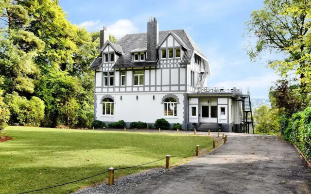 Affluent Holiday Home in Spa with Hot Tub, Garden, Sauna