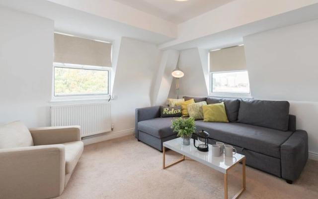 Homely Attic Apt in Central Bristol Sleeps 6