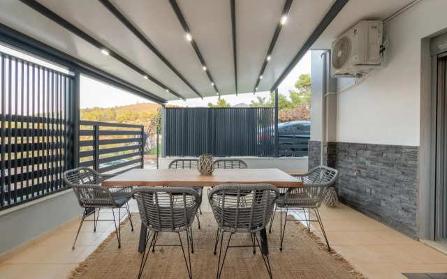 SithoniaRS Luxury Ground Floor Apartment With Private Garden