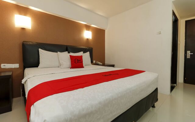 RedDoorz Plus near Karebosi Area