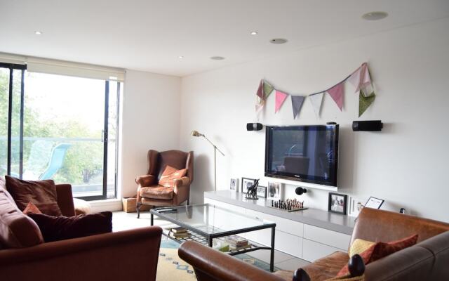 2 Bedroom Kennington Apartment With Balcony