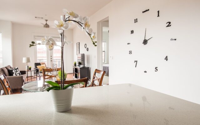1 BR Uptown Apt close to shopping by Frontdesk