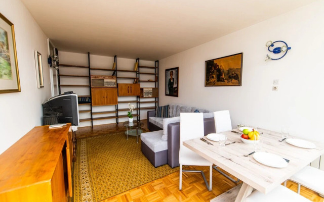 Cozy, Spacious & Sunny in Heart of City Center