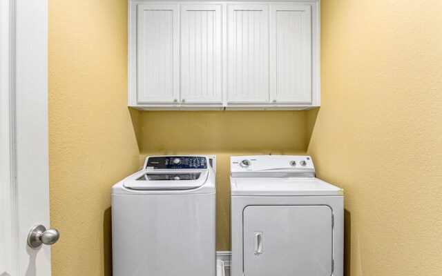 1 Holiday 4 Bedroom Home by RedAwning