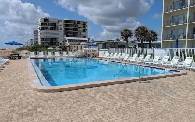 Traders Inn Beach Club