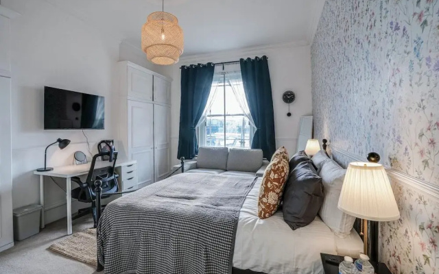 Buckingham Palace 4BR Family Stay Cathedral View