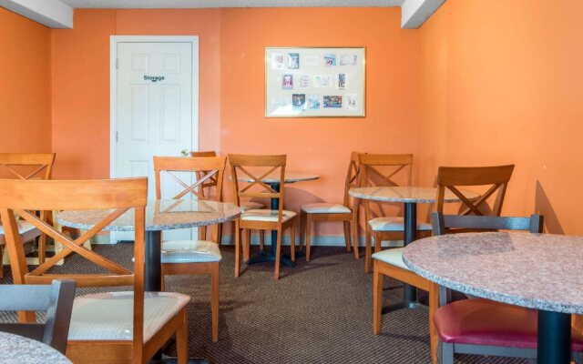 Econo Lodge Inn & Suites