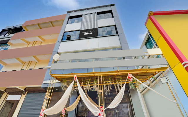 Super Townhouse Anisabad Near Mahavir Sansthan