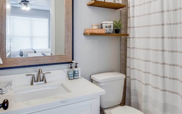 Lakefront Granbury Retreat w/ Patio & Fire Pit