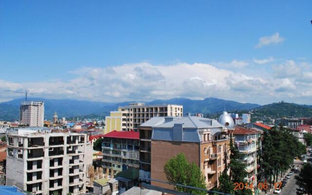 Irakli's Apartment with Sea view