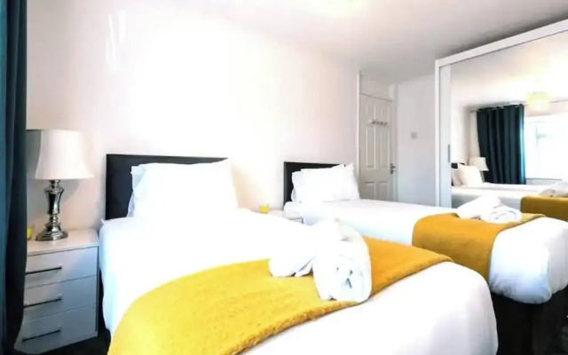 Reading - 3-bed House - Sleeps 6 - Garden - Wifi