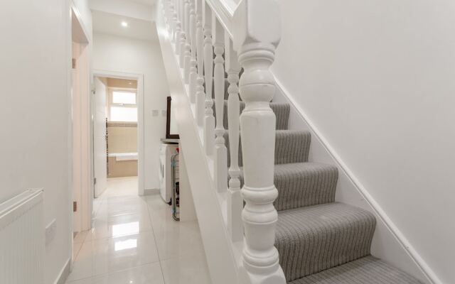 3 Bedroom House In Tooting With Garden