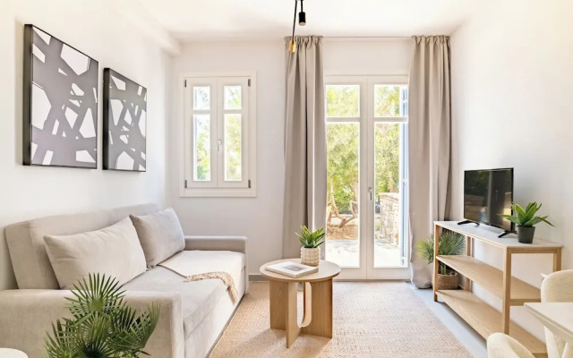 Sanders Paros Gardens