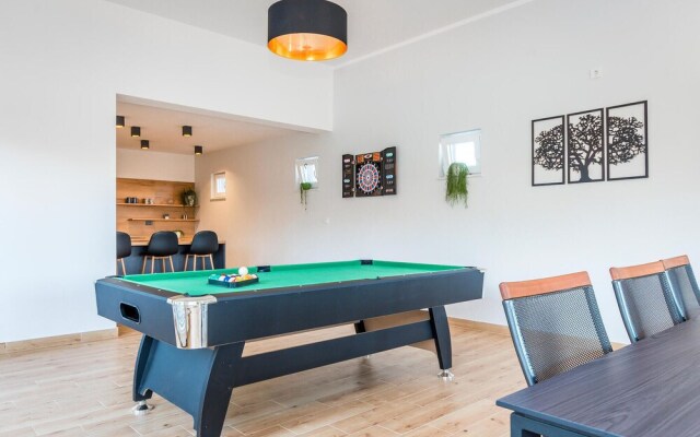 Amazing Home in Siveric with Hot Tub, Sauna & WiFi