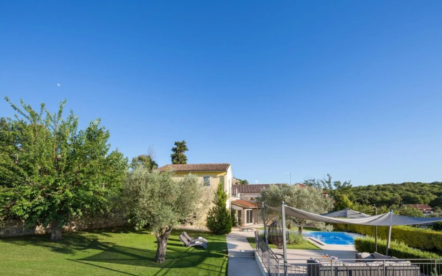 Art Villa Sis With Private Pool
