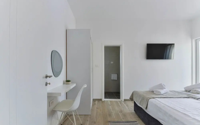 Modern & spacious villa with pool AE1445