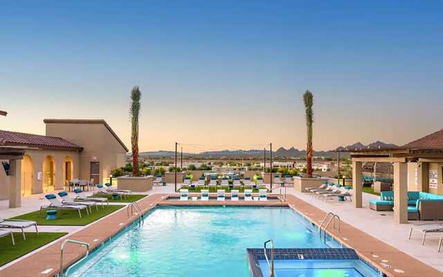 Rooftop Pool-Close 2 Shops-Dining-C4419