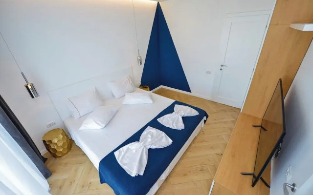 Blue Moon - One Bedroom - Romana Square