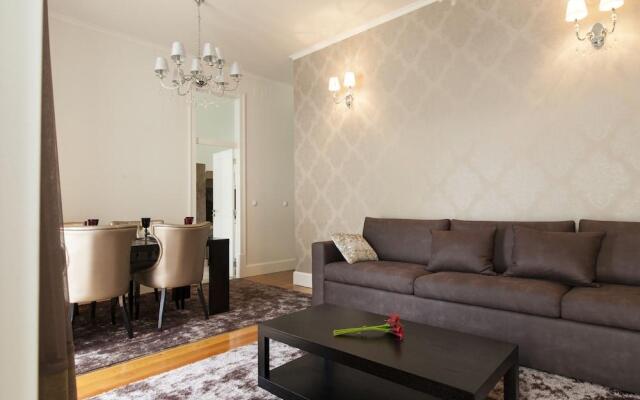 ALTIDO Elegant 3BR Apt w/terrace in Baixa, 3mins to Lisbon Cathedral