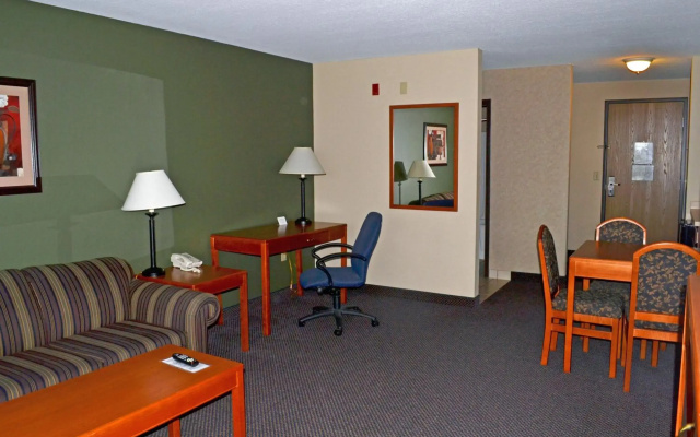 Paola Inn and Suites