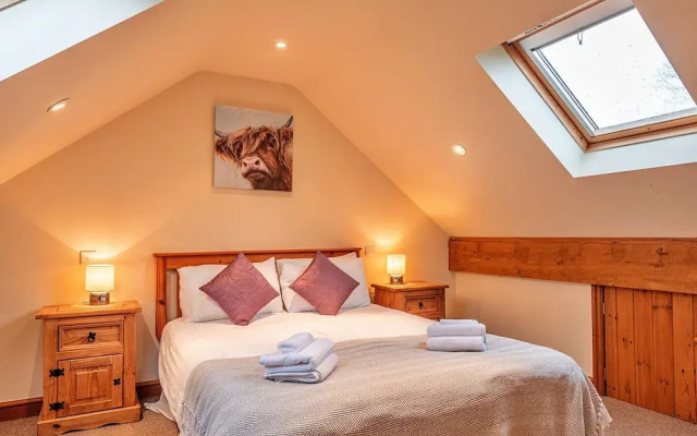Spacious Country House for 14, Holywell, No Deposit