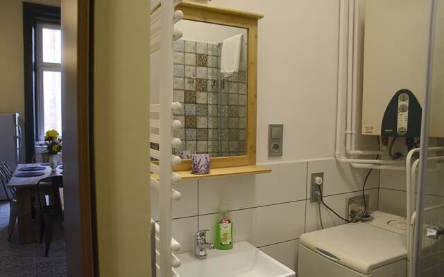 New - Walnuttree Double 12 Person Apartment Central in Budapest - Hungary