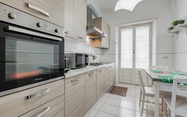 Cozy 2-Bedroom Flat with Balcony