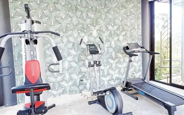 108 Amena Minutes to the Beach with Pool & Gym