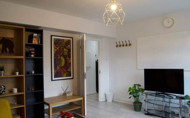 Modern 1 Bedroom in Shadwell With Balcony