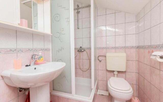 Apartments and rooms Mate1-near sea