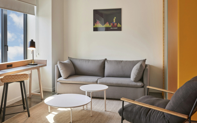 Radio Hotel - Image 6